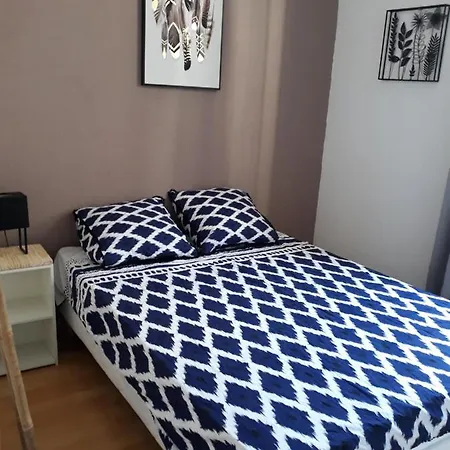 5 Minutes Des Arenes, Parking Gratuit, 6 Couchages Nimes