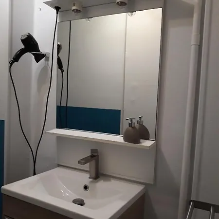 5 Minutes Des Arenes, Parking Gratuit, 6 Couchages Apartment