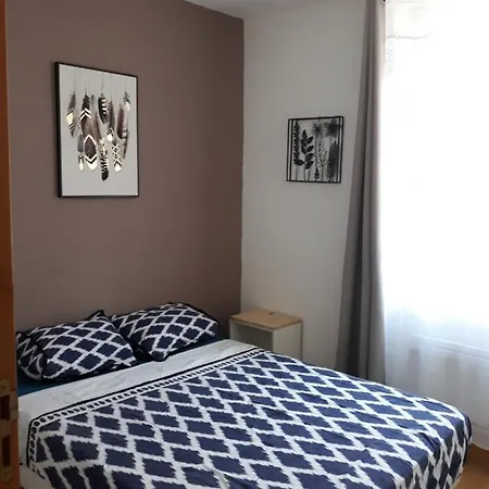 5 Minutes Des Arenes, Parking Gratuit, 6 Couchages