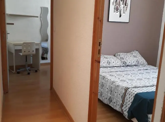 5 Minutes Des Arenes, Parking Gratuit, 6 Couchages *